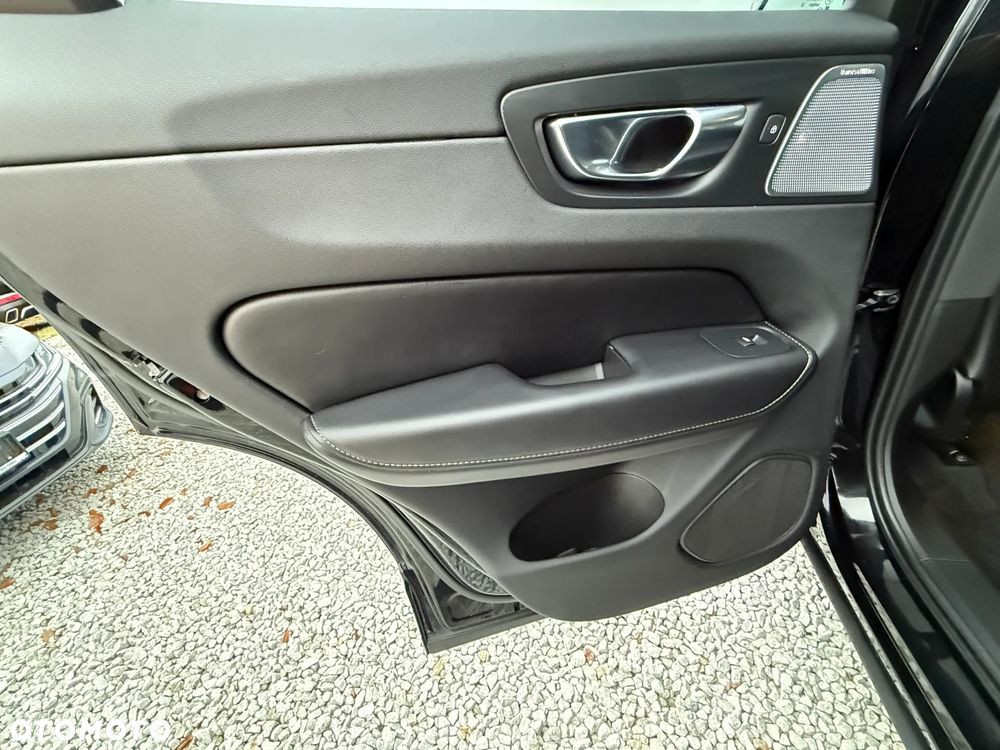 Volvo XC 60 B4 D AWD Ultimate Dark - 27