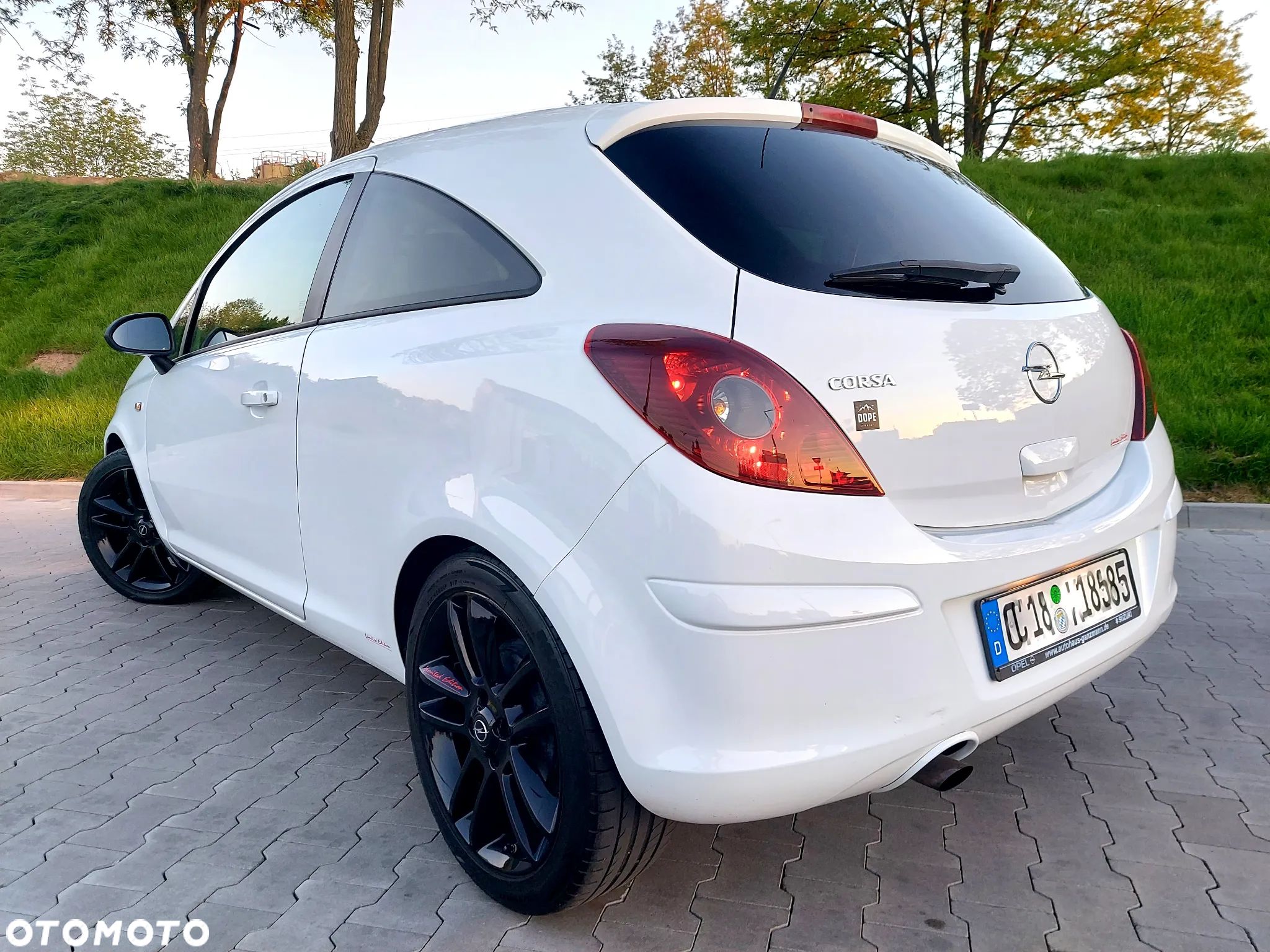 Opel Corsa 1.4 16V Color Edition - 1