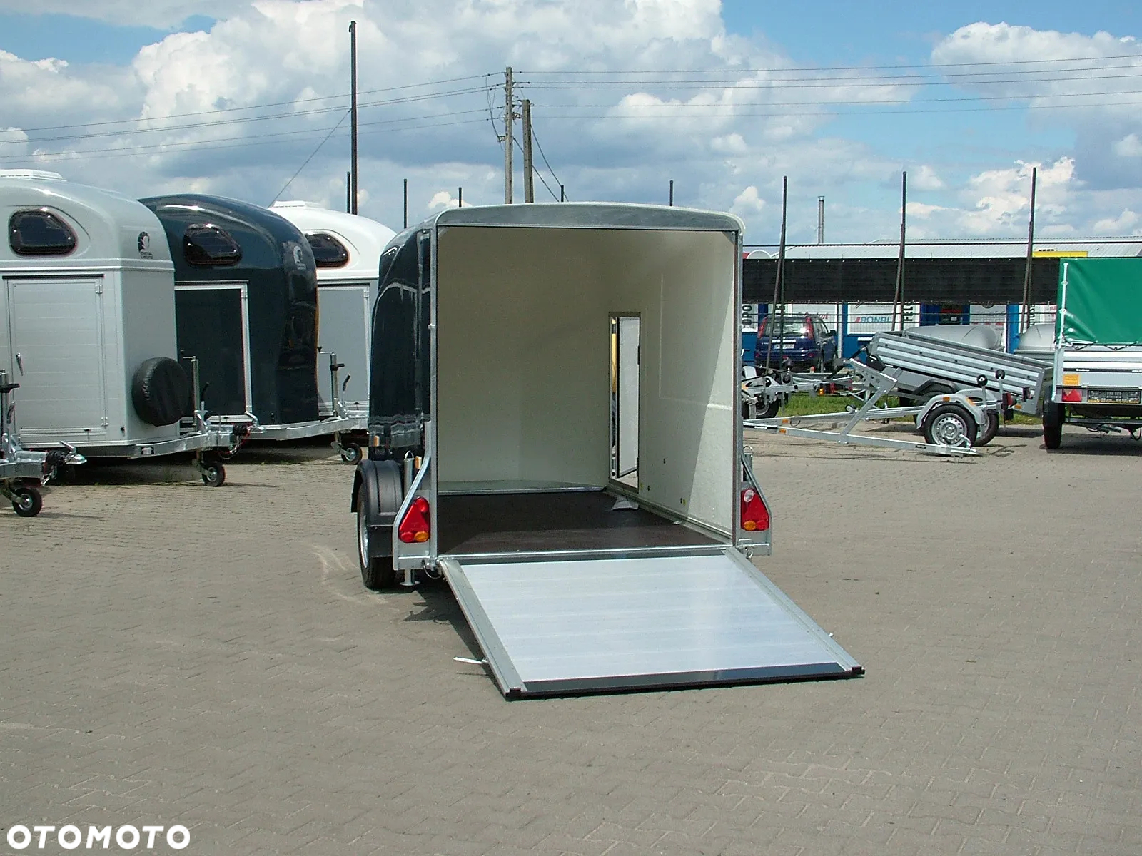 Debon Przyczepa zabudowana poliestrowa Cheval Liberte Debon Cargo 1300 - 24