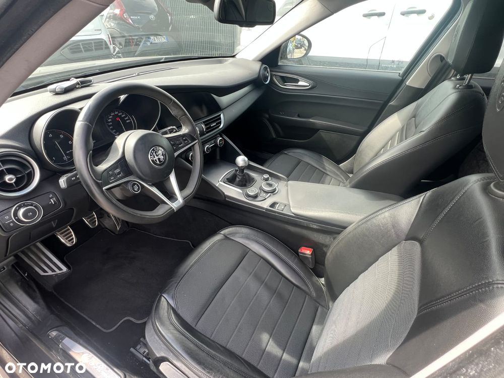 Alfa Romeo Giulia 2.2 - 10