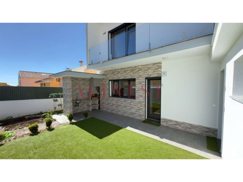 Moradia em Famões pensada para T4 | sala de 43 m² que dá 4.º quarto...