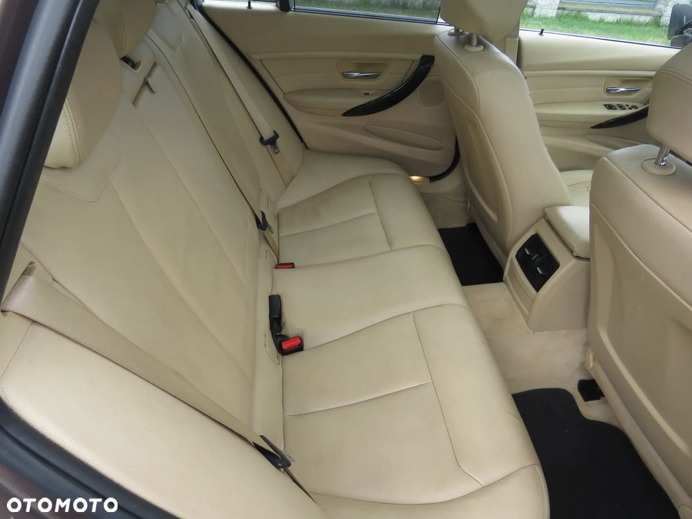 BMW Seria 3 320d Luxury Line - 13
