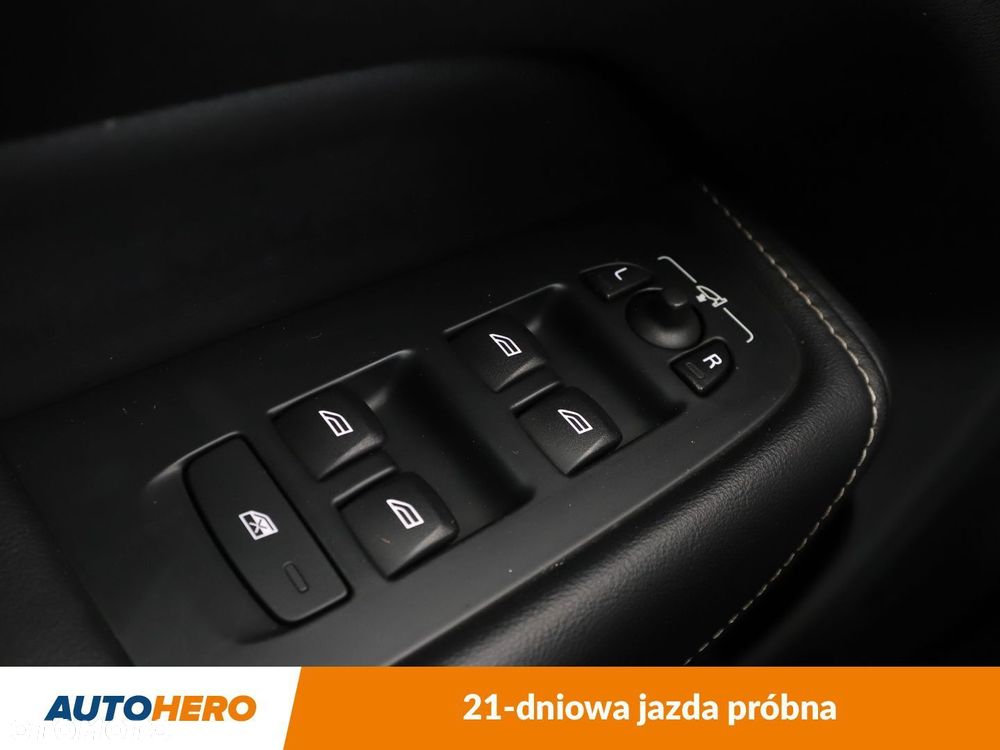 Volvo XC 60 D4 R-Design - 33
