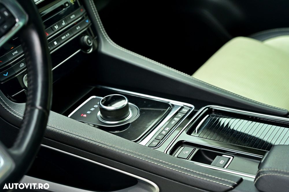 Jaguar F-Pace P250 AWD R-Dynamic Black - 12