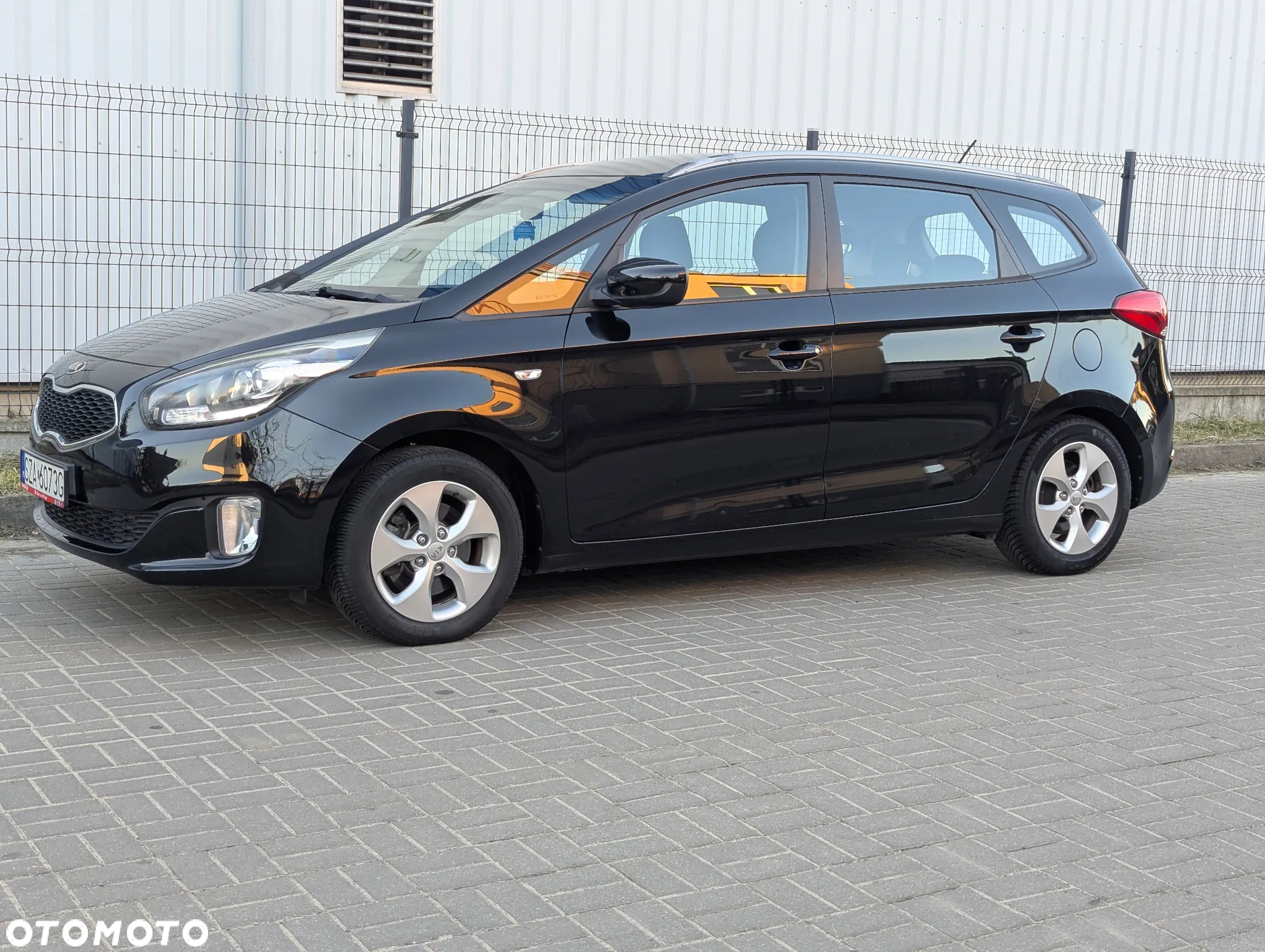 Kia Carens 1.6 GDI Attract - 23