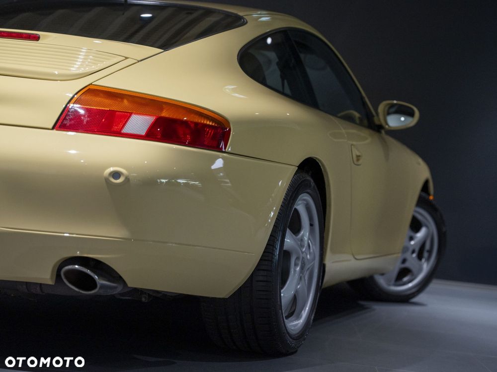 Porsche 911 Carrera - 15