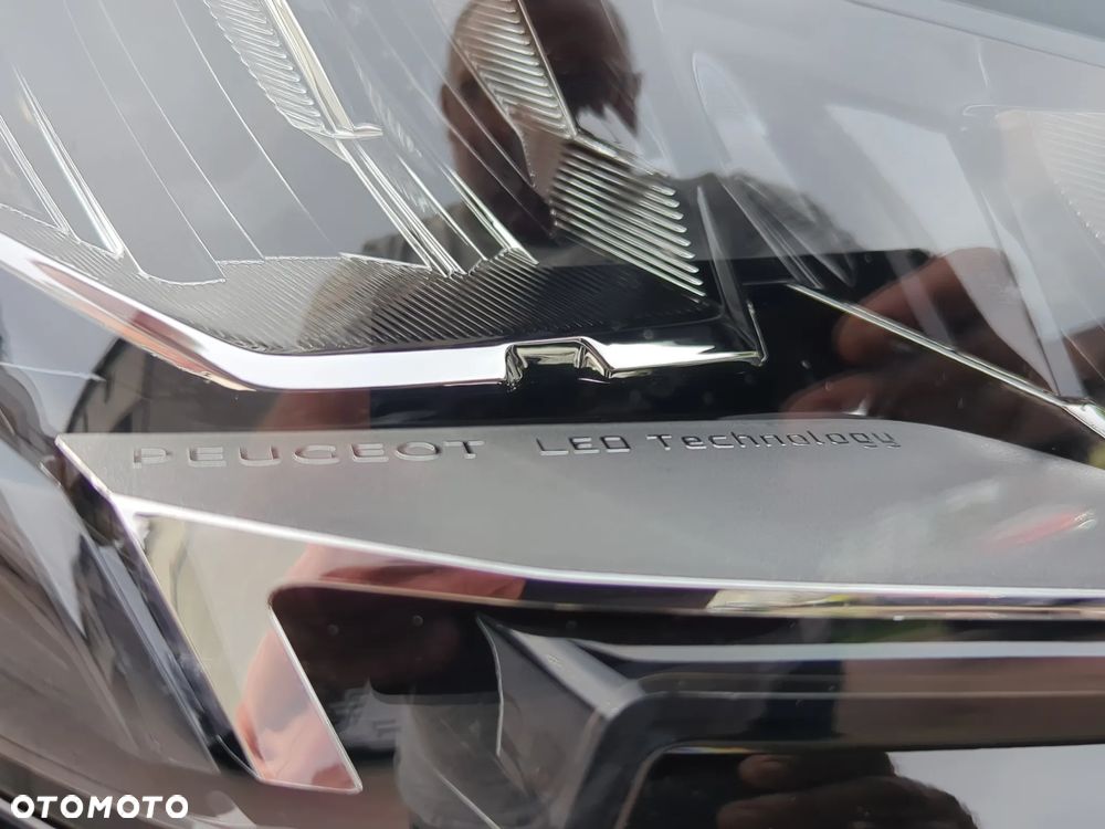 Peugeot 3008 1.2 PureTech Allure S&S EAT8 - 26