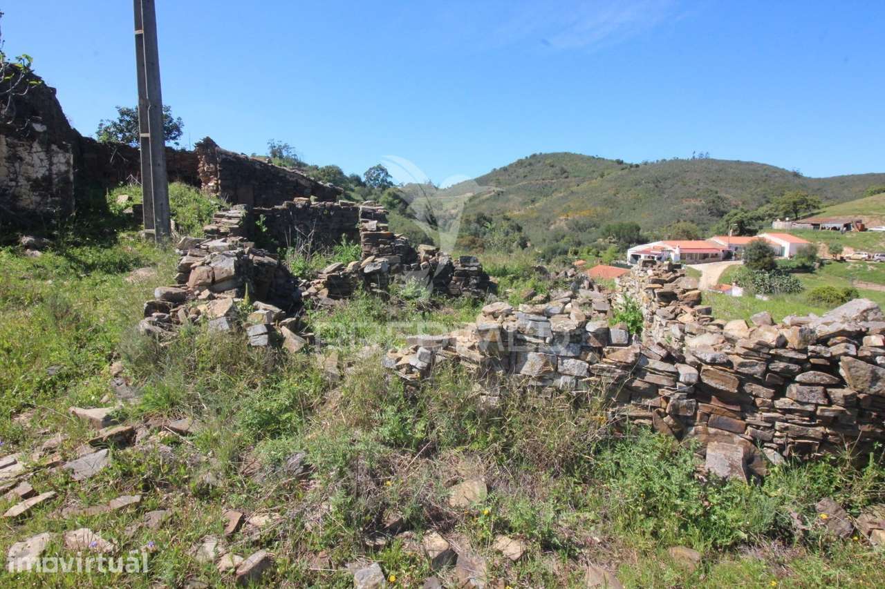 Ruína em Pedra geminada, com terreno de 2,3 hectares - Grande imagem: 2/26