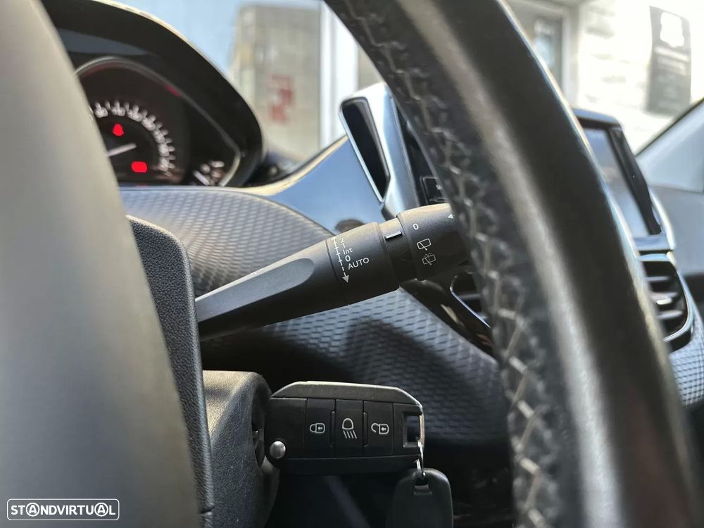 Peugeot 2008 1.2 PureTech Allure EAT6 - 30