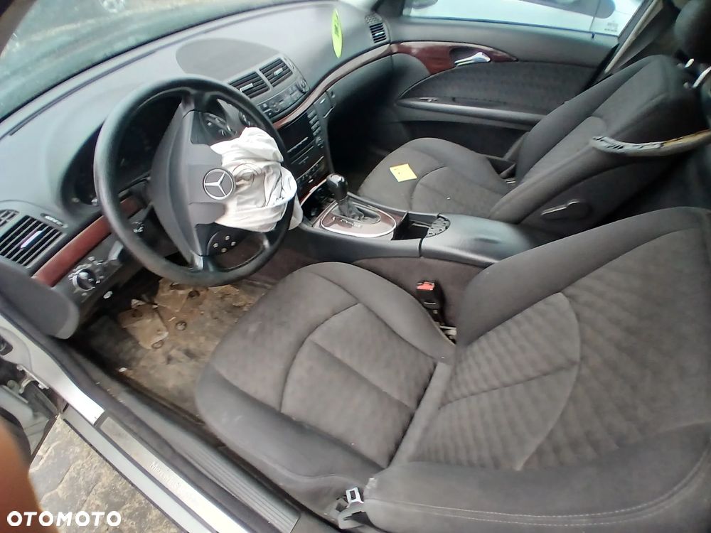 MERCEDES W211 fotel fotele kanapa deska kokpit podsufitka boczek boczki klamka podłokietnik licznik prędkościomierz panel szyb sterownik stacyjka zamki zestaw startowy kierownica poduszka poduszki pasy pas mechanizm - 2