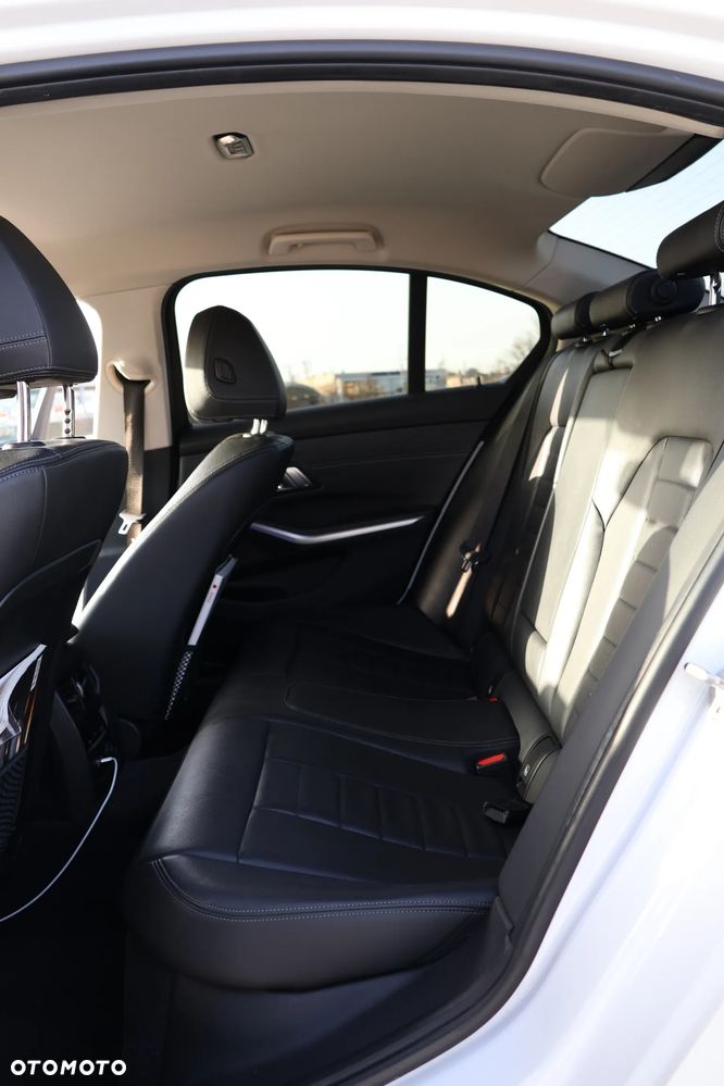 BMW Seria 3 320d xDrive Luxury Line - 29