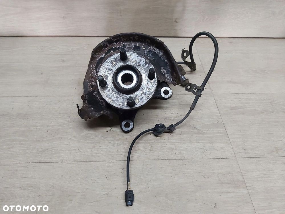 Toyota Yaris I 99 - 05 zwrotnica prawy przód piasta 1,0 1,3 1,4 ABS - 1