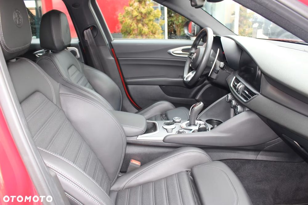 Alfa Romeo Giulia 2.0 Turbo 16V AT8-Q4 Veloce - 6