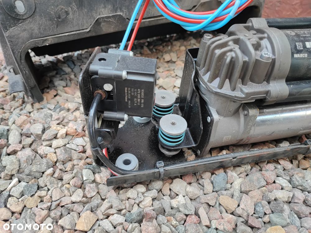 BMW F11 / F11N / F01 / F02 / F04 / F07 / ORYGINALNY KOMPRESOR ZAWIESZENIA NIVO / SPRĘŻARKA ZAWIESZENIA + OBUDOWA O NR. 6 875 176 / 6 794 465 / 6 789 450 / 6 789 165 OEM W DOBRYM STANIE - 4