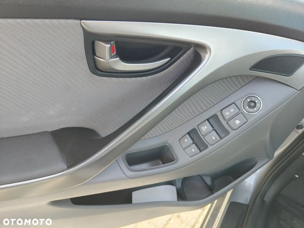 Hyundai Elantra 1.6 Comfort - 12