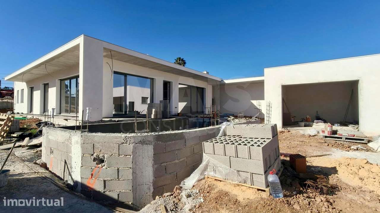 Moradia Térrea T4 com Suite Master, Piscina de Água Salgada, Garage... - Grande imagem: 5/50