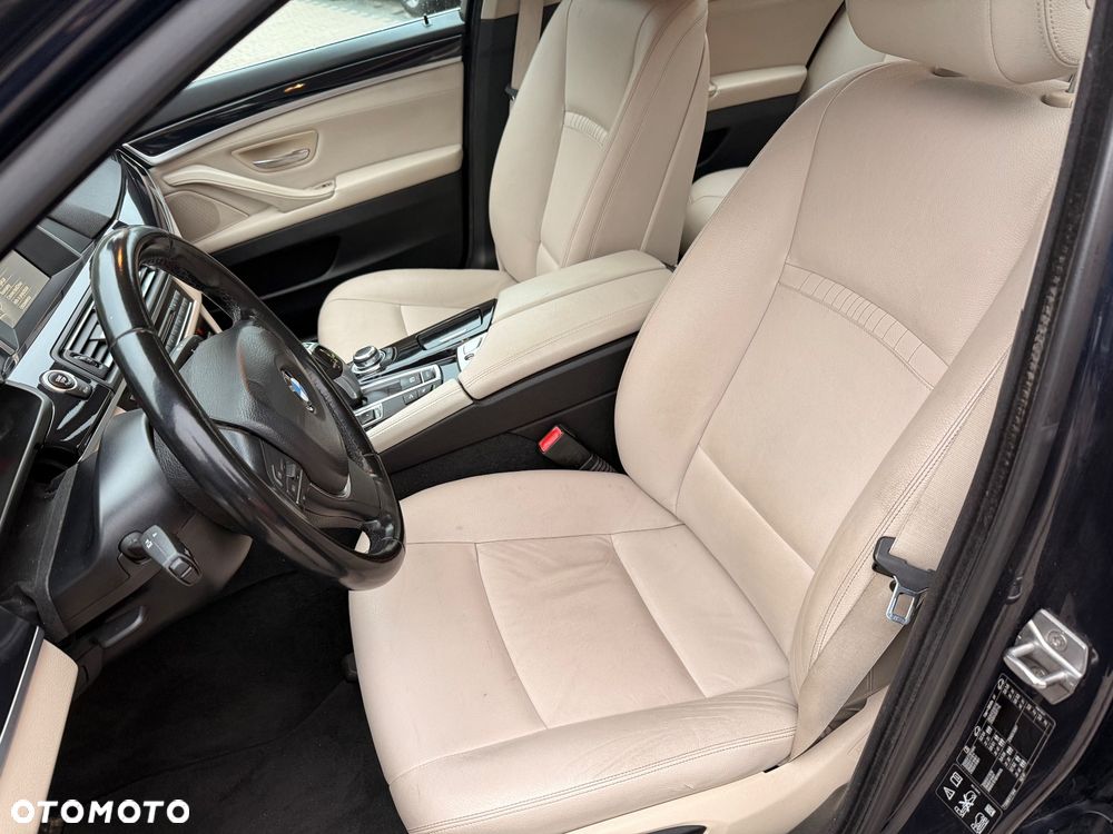 BMW Seria 5 525d xDrive - 14