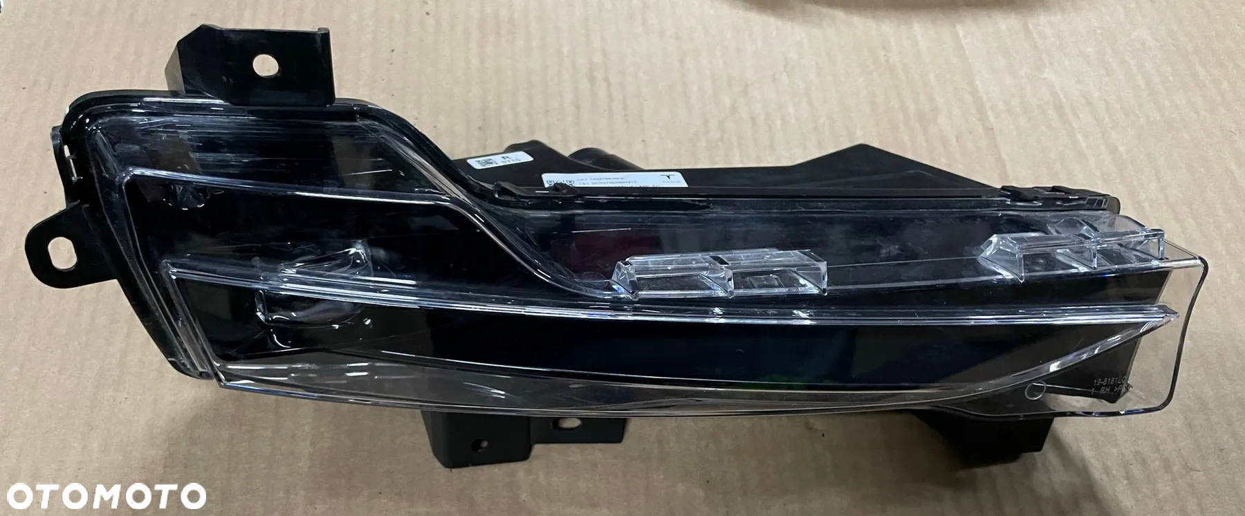 TESLA model 3 lampa prawa światło LED DRL halogen - 2