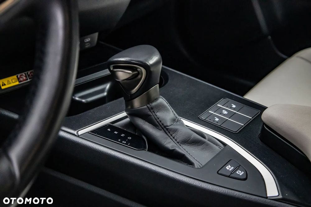 Lexus UX 250h F SPORT - 16