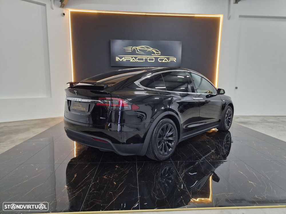 Tesla Model X 90D - 26