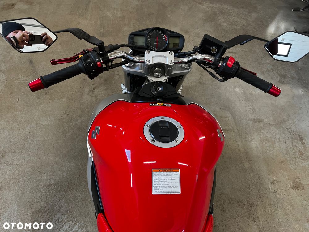 Suzuki GSR - 8