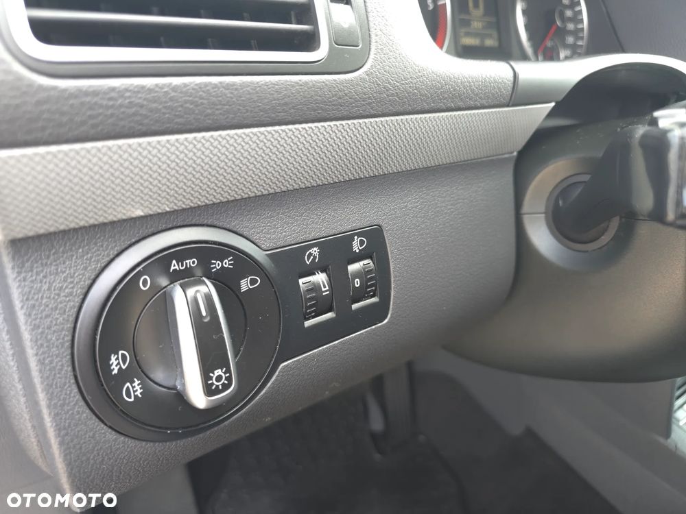 Volkswagen Touran 1.6 TDI DPF BlueMotion Technology DSG MATCH - 19