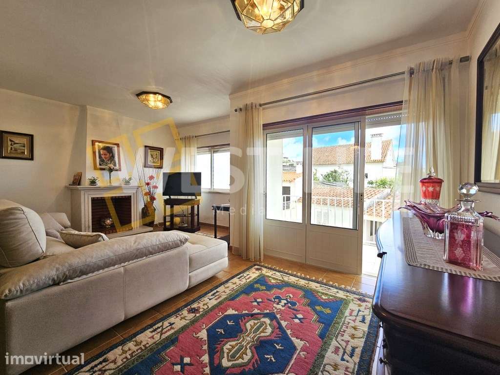 Moradia T3 situada no coração da Vila de Mafra com vista campo - Grande imagem: 2/25