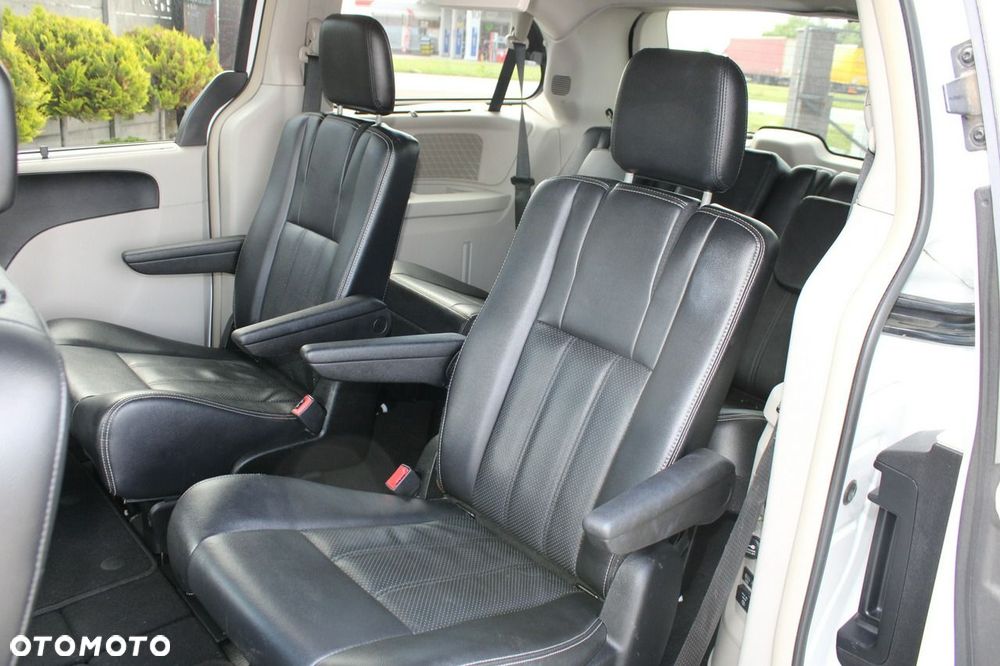 Chrysler Town & Country - 29