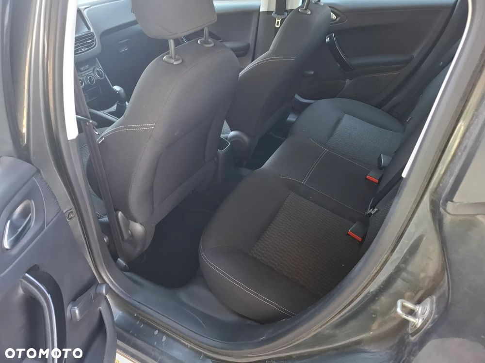 Peugeot 208 - 17