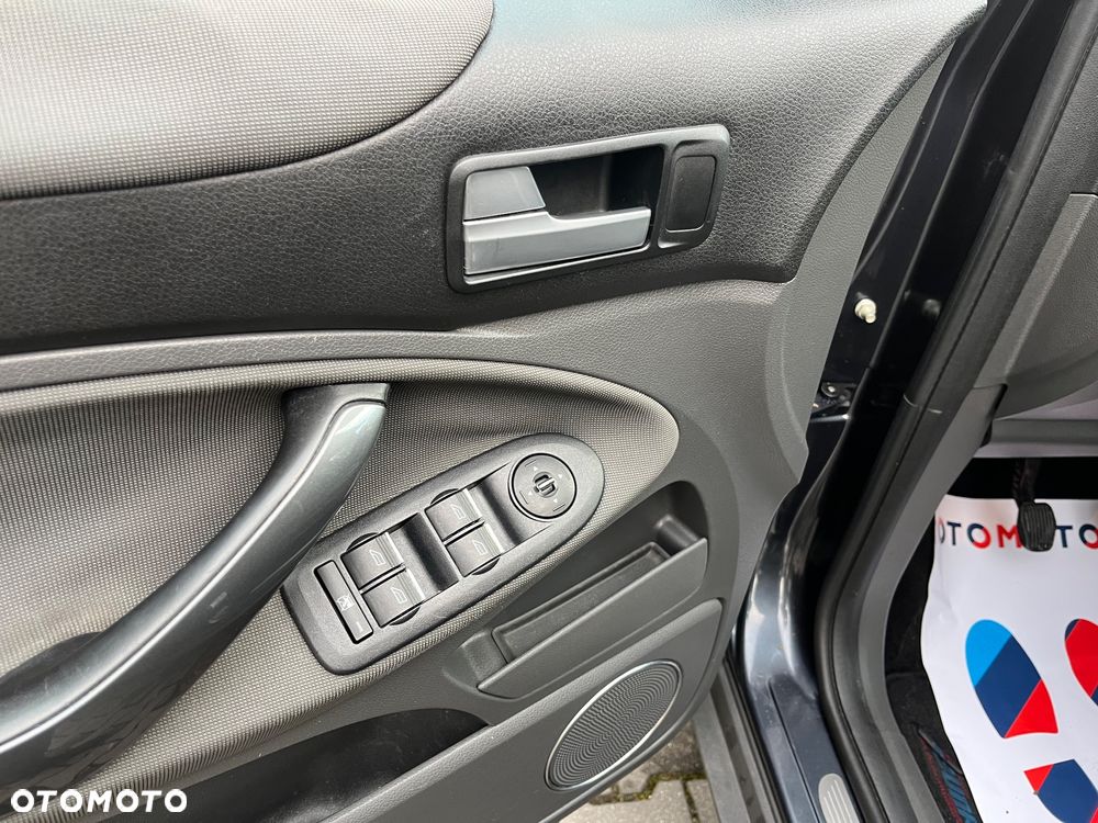 Ford Kuga 2.0 TDCi 2x4 Titanium - 25