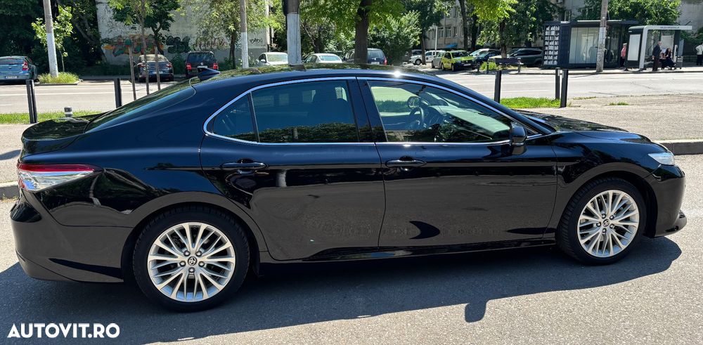 Toyota Camry Luxury - 3