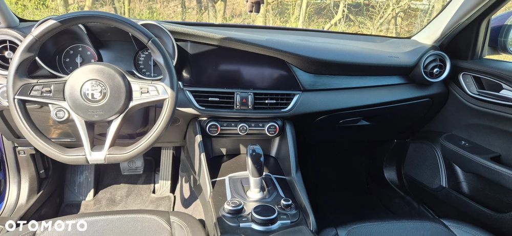 Alfa Romeo Giulia 2.2 AT8 - 11