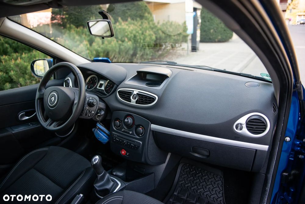 Renault Clio 1.2 16V Confort Authentique - 25