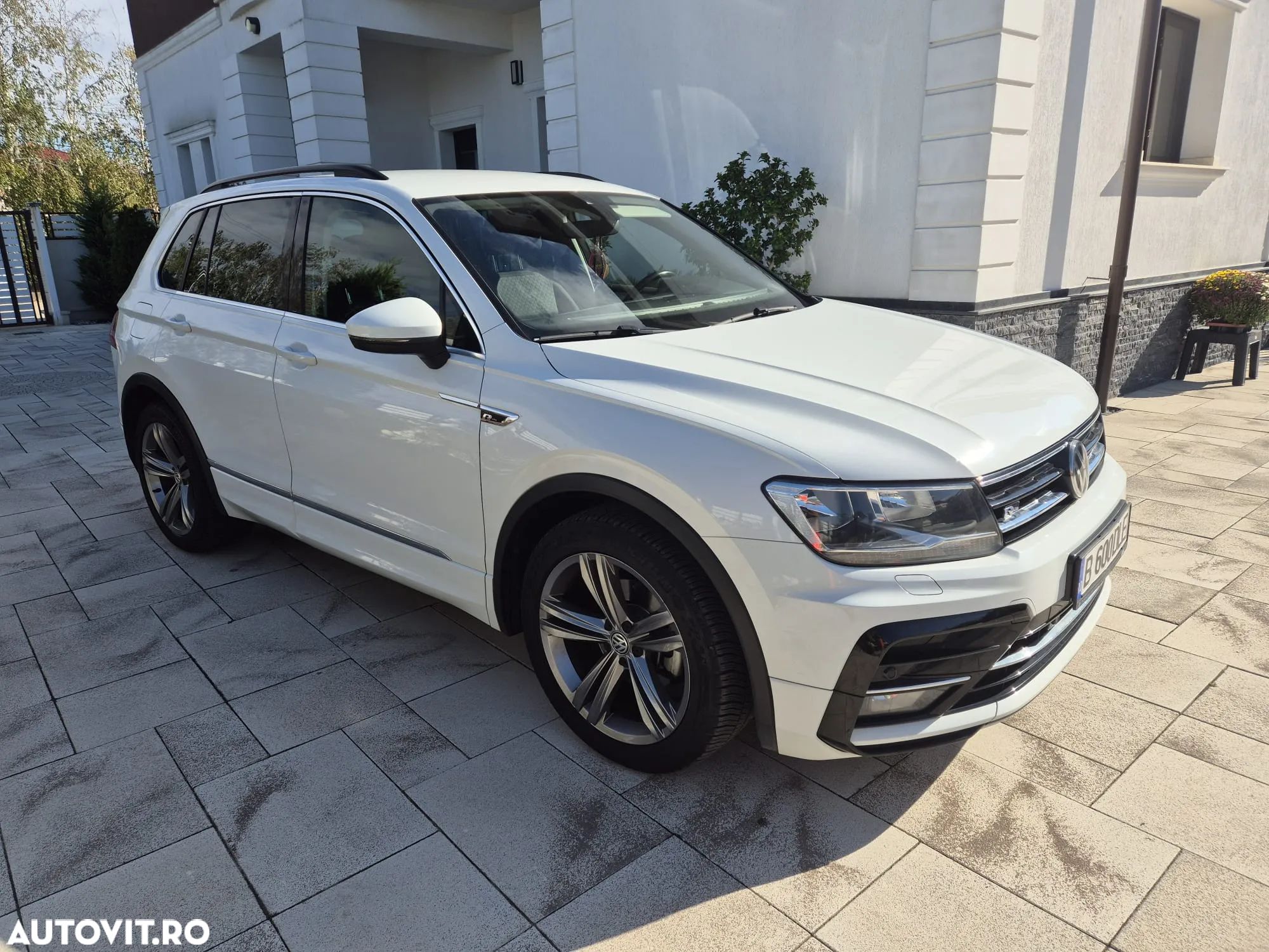Volkswagen Tiguan - 1
