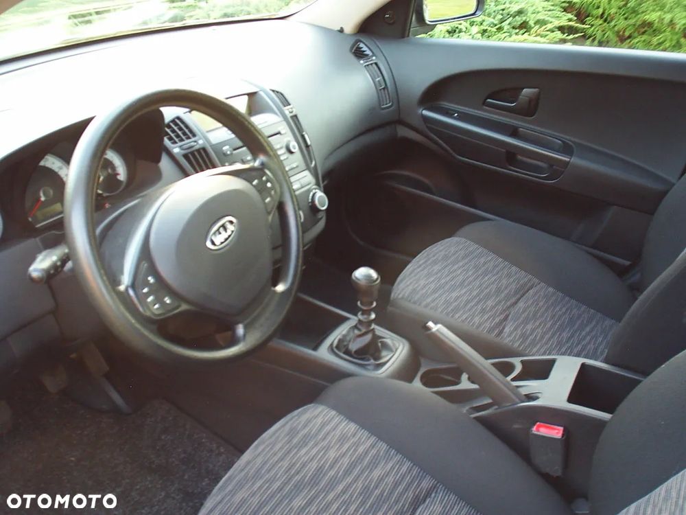 Kia Ceed - 10