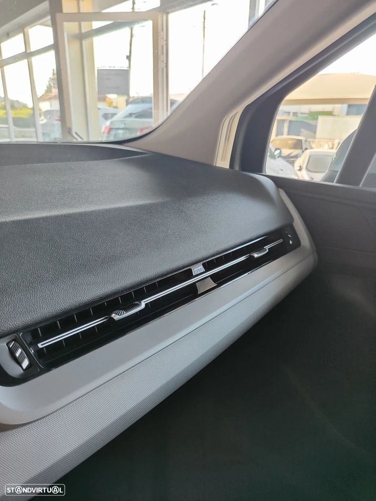 BMW 225xe Active Tourer - 32
