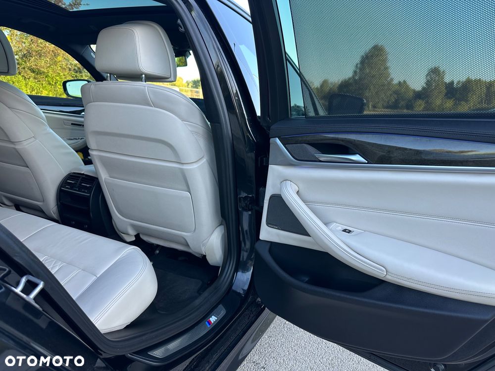 BMW Seria 5 M550i xDrive sport - 30