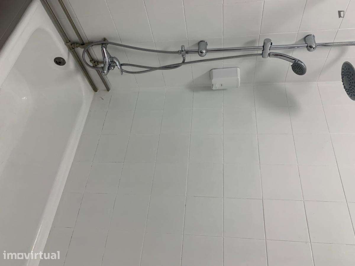 Quarto - localizado em Lordelo do Ouro Porto - Grande imagem: 4/27