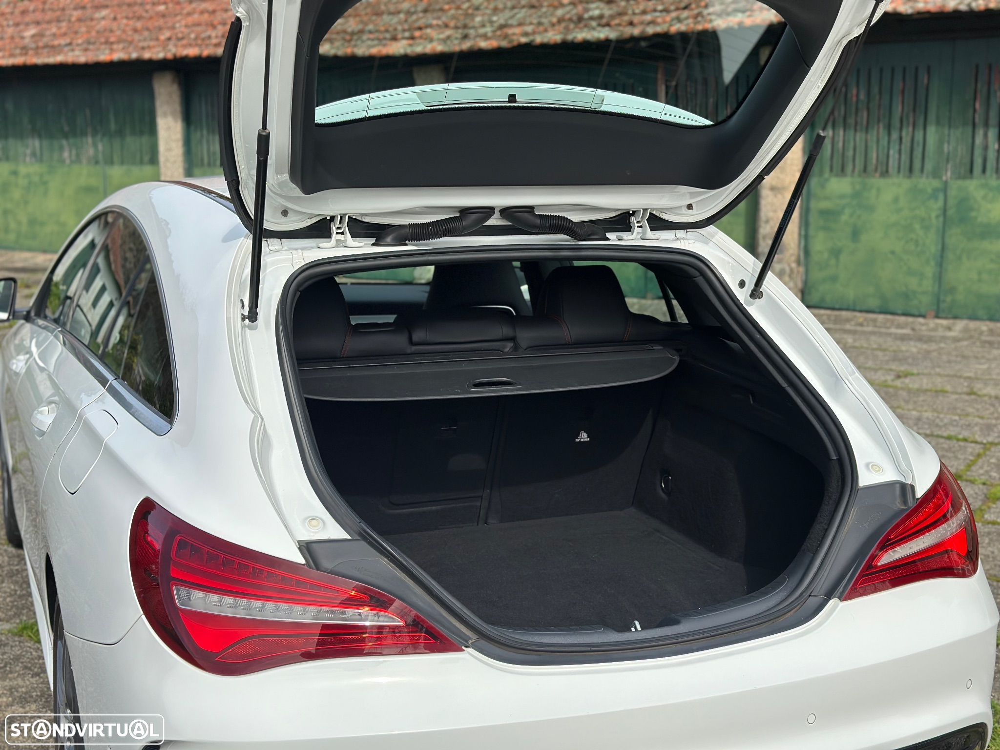 Mercedes-Benz CLA 180 d Shooting Brake AMG Line - 13