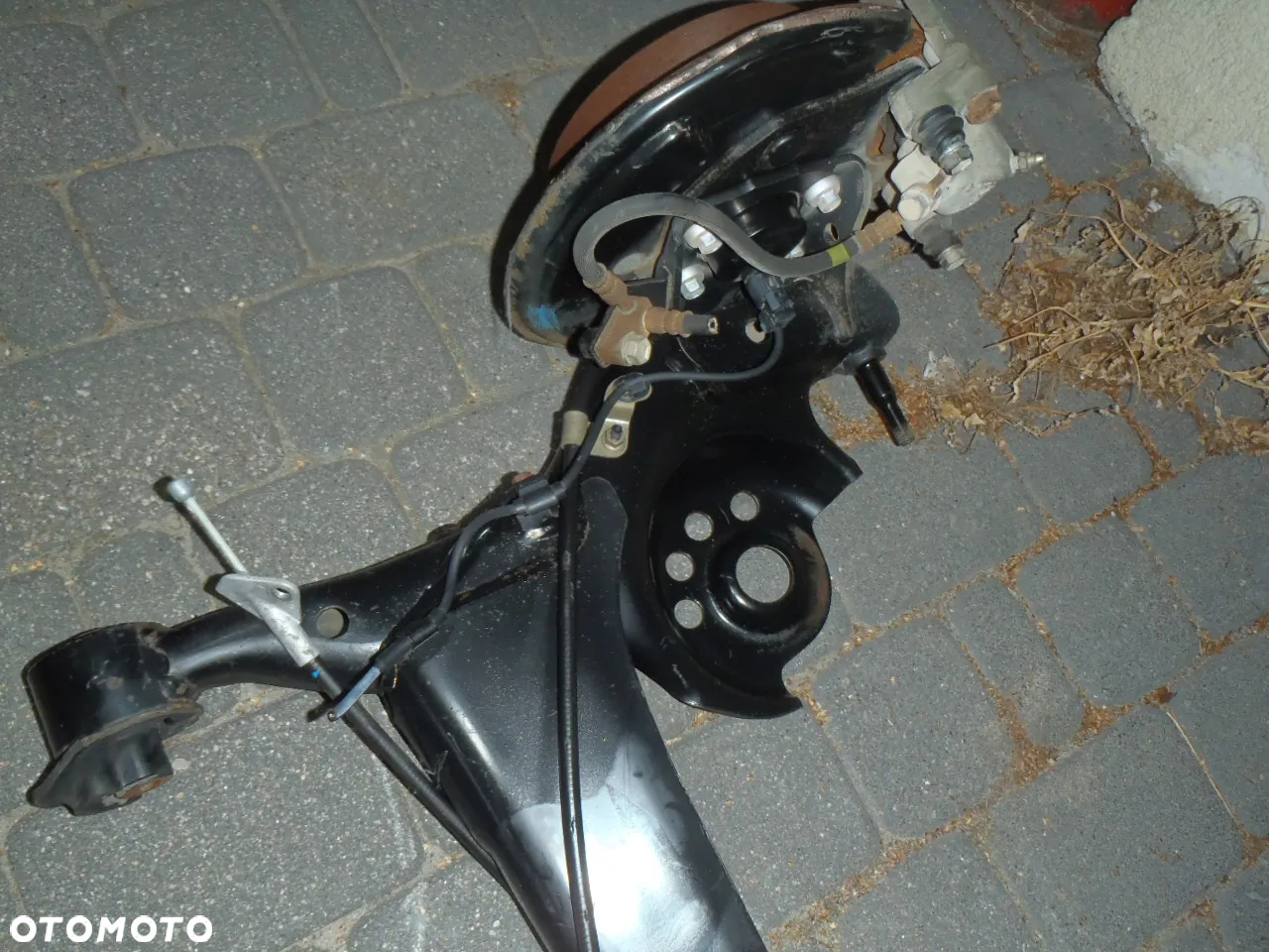 zacisk jarzmo tarcze klocki hamulcowe prowadnica czujnik abs piasta łozysko osłona błotna kotwiczna toyota yaris I 1 98-06r  jak nowe  oryginał - 25