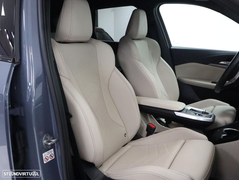 BMW iX1 eDrive20 Pack Desportivo M - 31