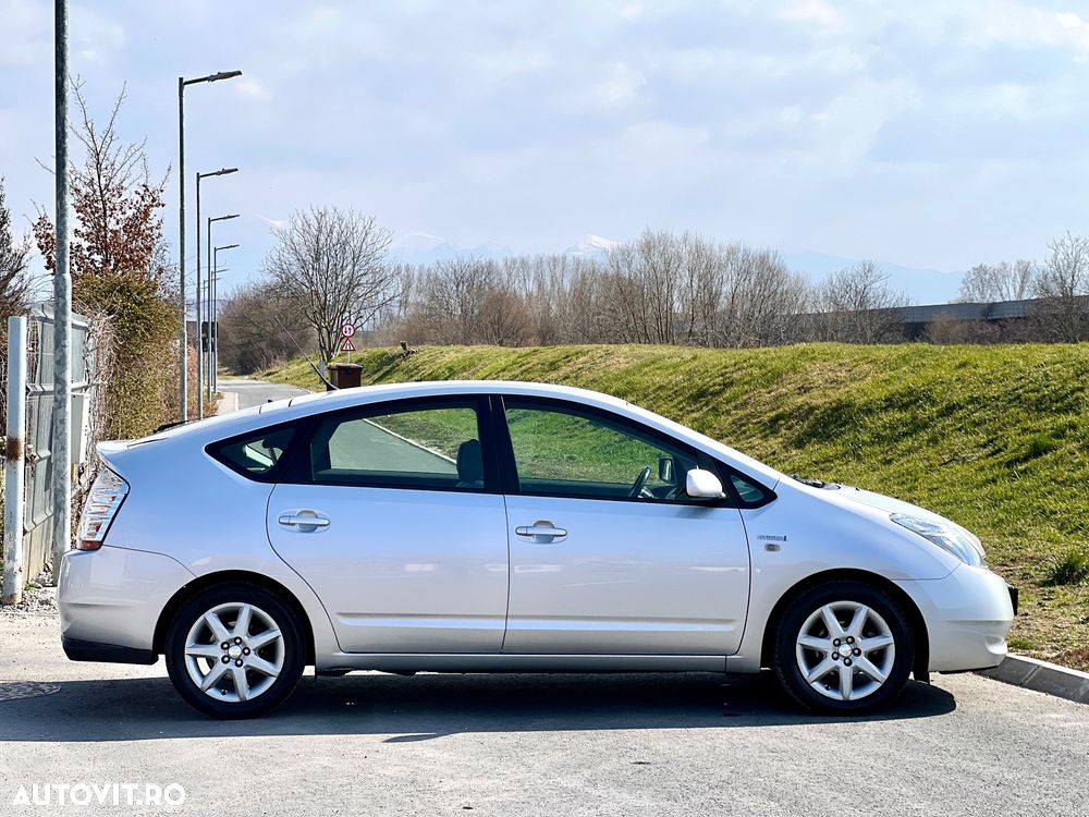 Toyota Prius (Hybrid) Sol - 5
