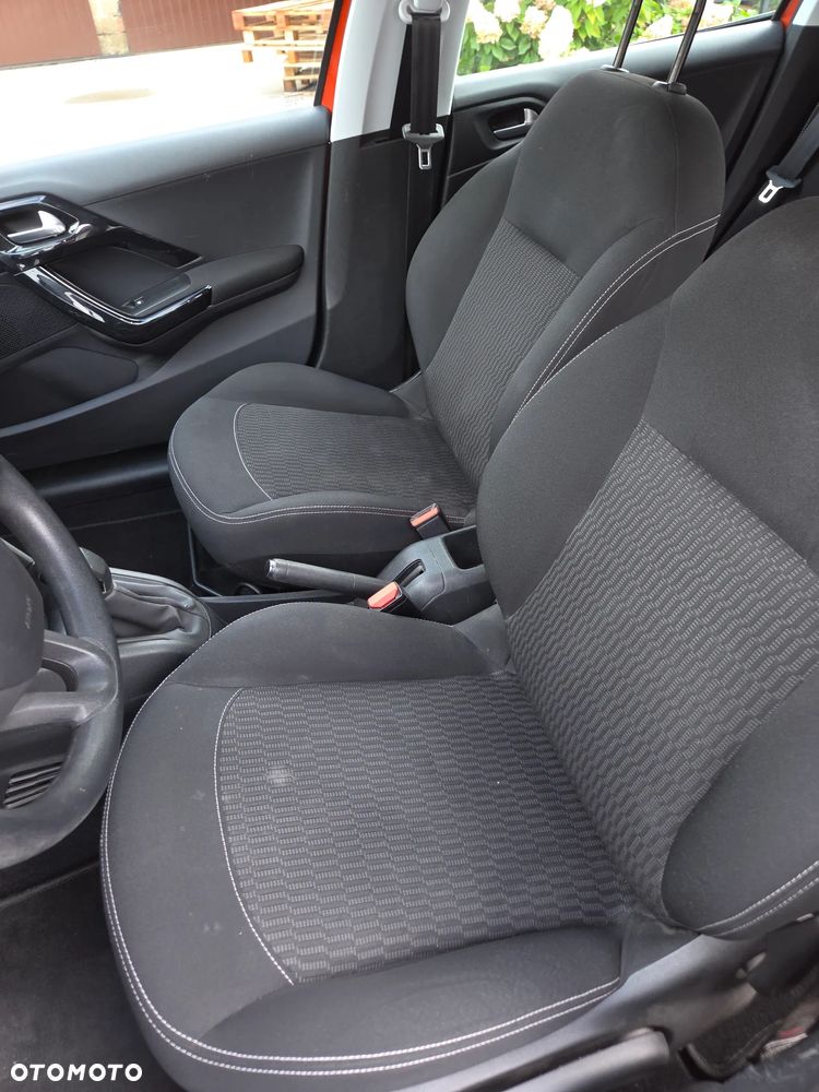 Peugeot 208 - 16