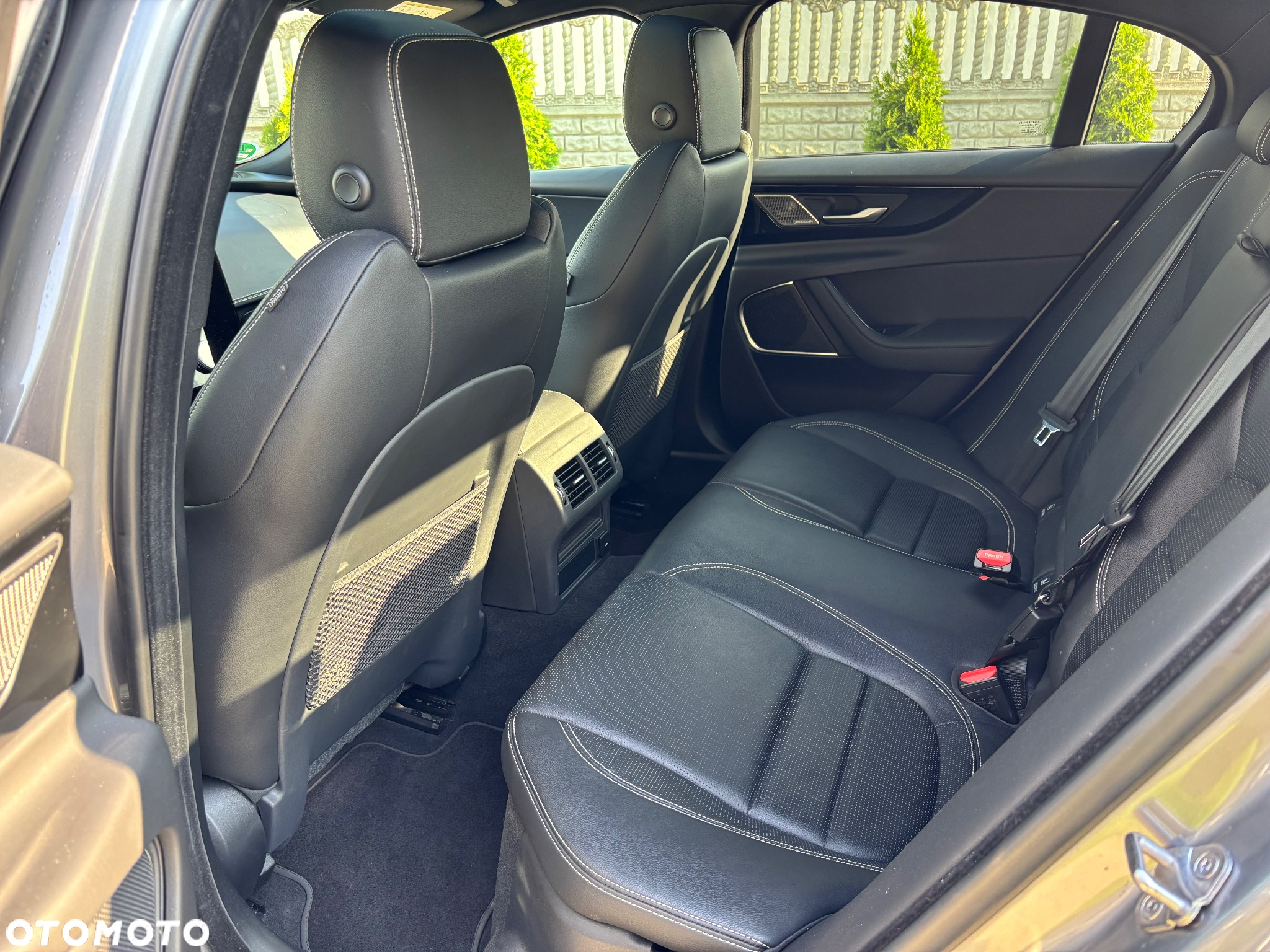 Jaguar XE 2.0 P250 R-Dynamic Black - 14