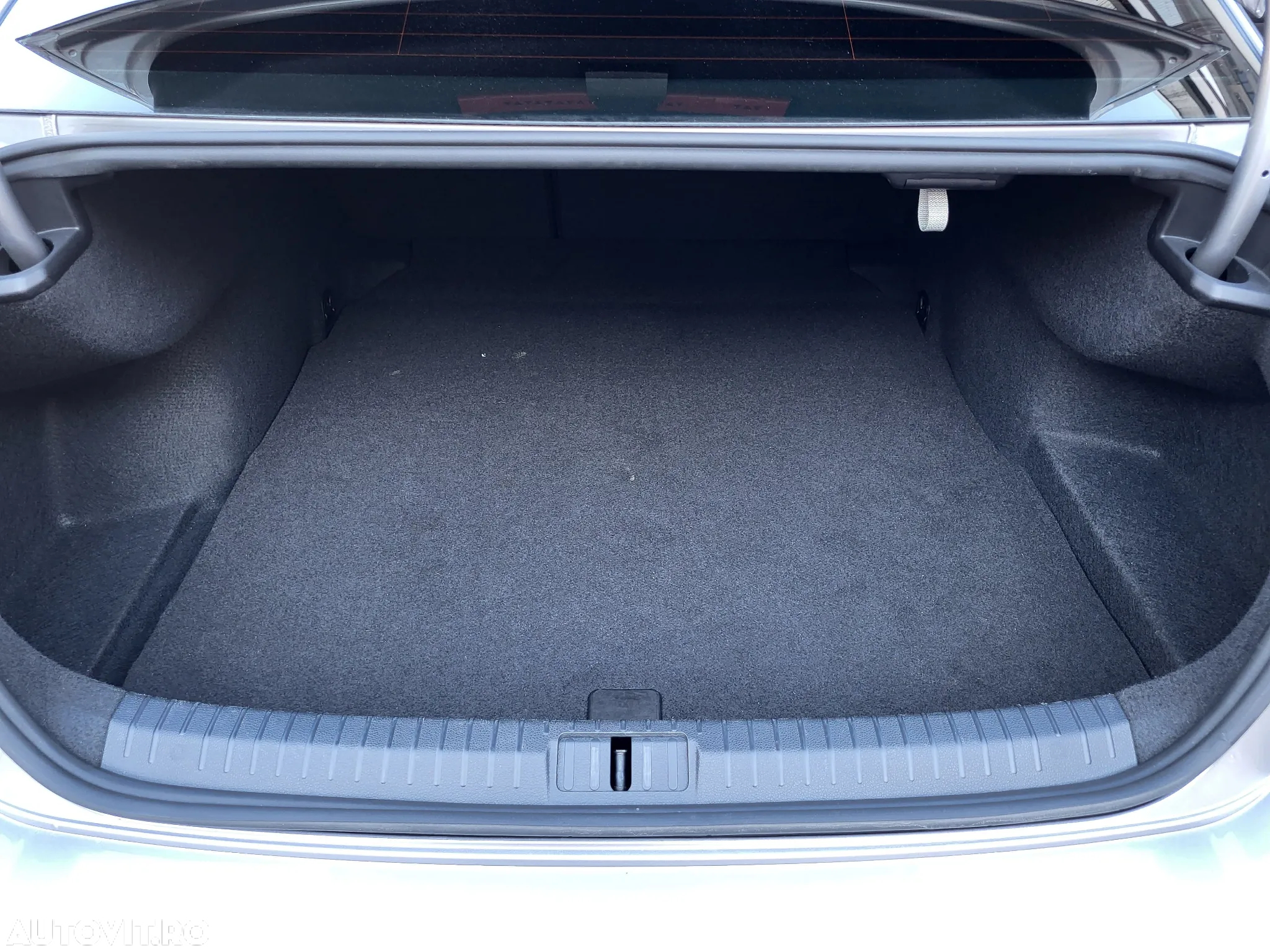 Volkswagen Passat 2.0 TDI Advance - 12