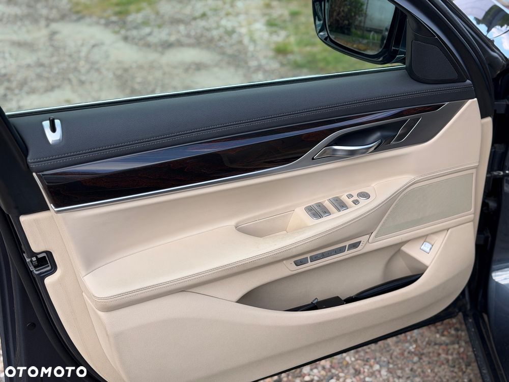 BMW Seria 7 750i xDrive - 22