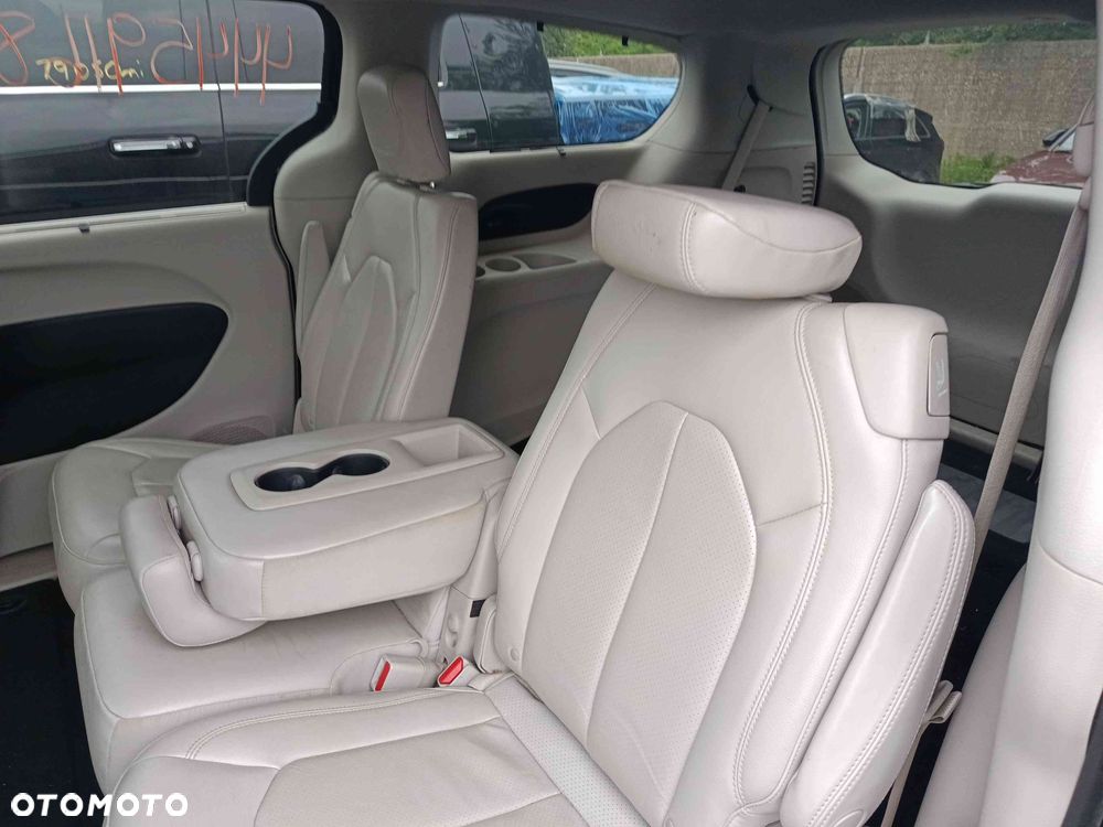 Chrysler Pacifica - 35