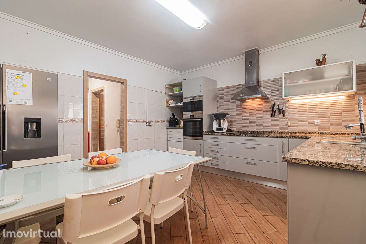 Moradia T3 de Gaveto Geminada na Quinta do Conde - Grande imagem: 2/50