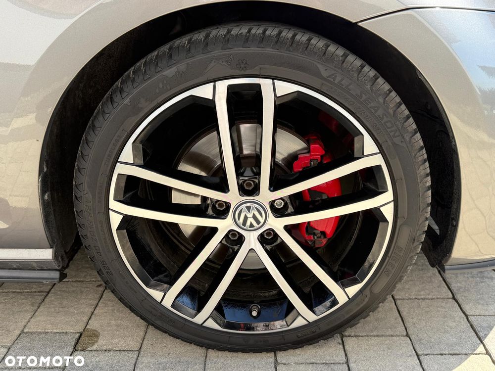 Volkswagen Golf - 10