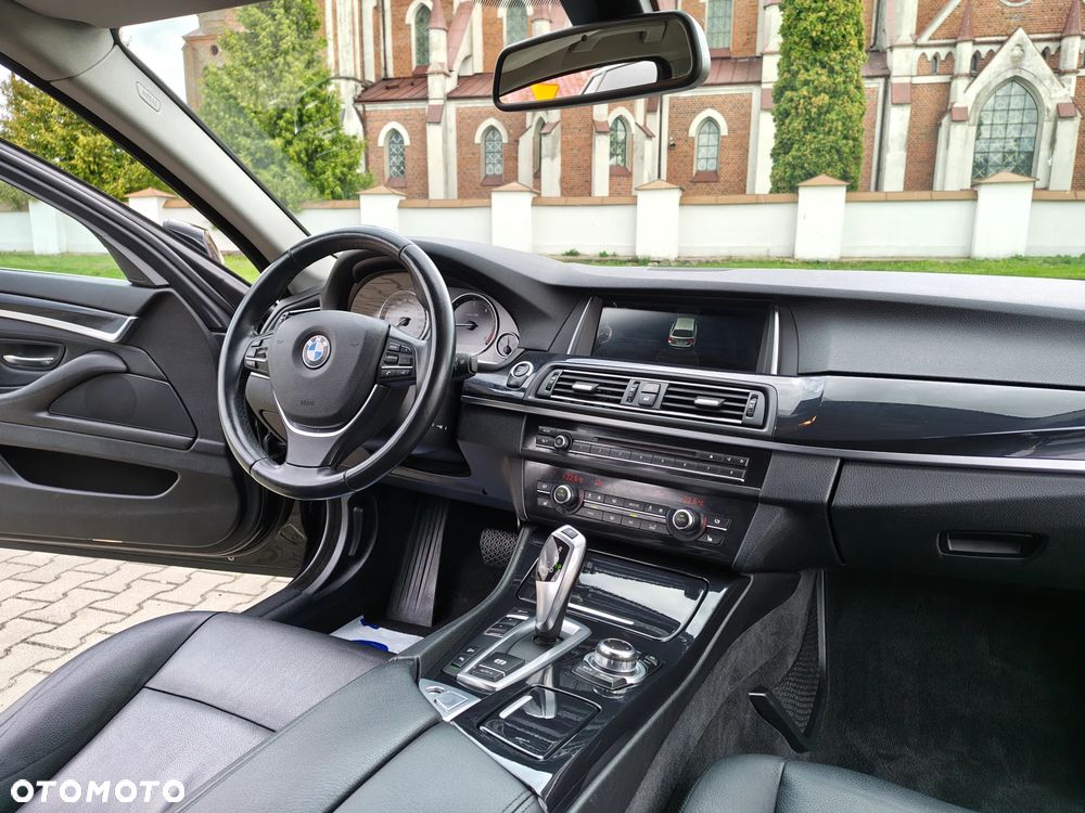 BMW Seria 5 520d xDrive - 31
